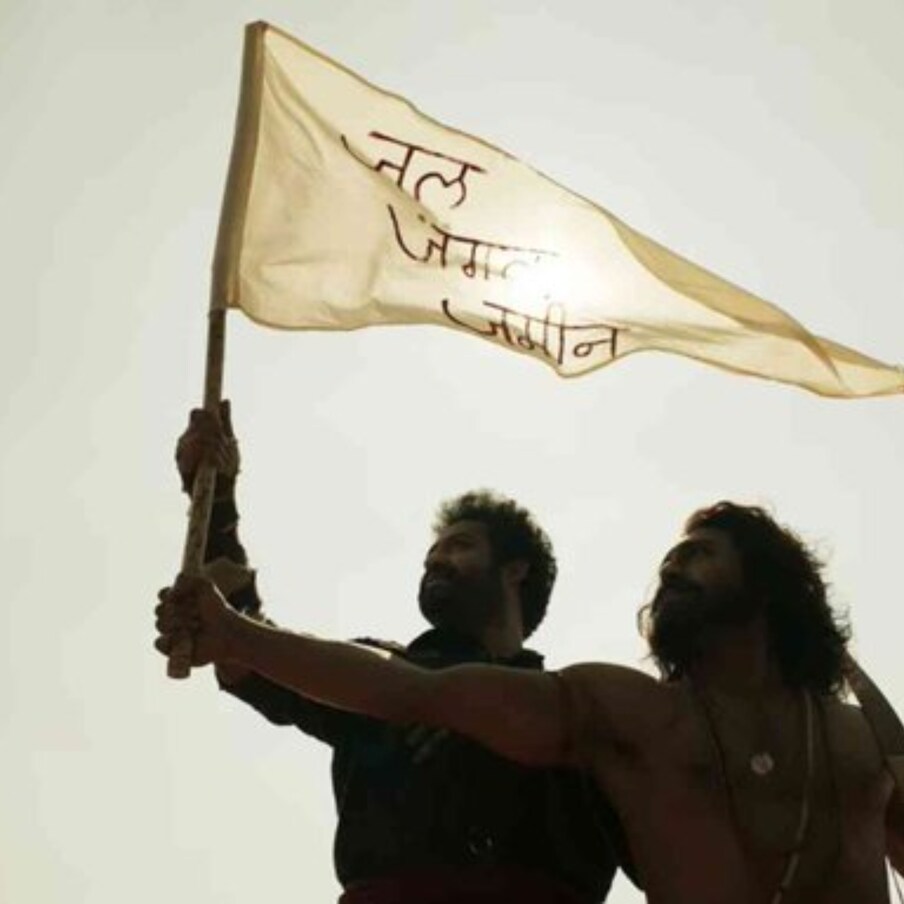  ఇప్పటికే అన్ని ఏరియాల్లో బ్రేక్ ఈవెన్ పూర్తి చేసుకొని సరికొత్త రికార్డు క్రియేట్ చేసిన సంగతి తెలిసిందే కదా. రీసెంట్‌గా  ఈ సినిమా రూ. 1112.50 కోట్ల గ్రాస్ కలెక్షన్స్‌ కలెక్ట్ చేసింది.  ఈ మధ్య కాలంలో ఒక సినిమా హిట్టైనా.. ఏదో ఒక ఏరియాలో బ్రేక్ ఈవెన్ పూర్తి చేసుకోలేకపోవడం చూస్తూనే ఉన్నాం. కానీ ఆర్ఆర్ఆర్ మూవీ మాత్రం అన్ని ఏరియాల్లో లాభాల్లో రావడం విశేషం. (Twitter/Photo)
