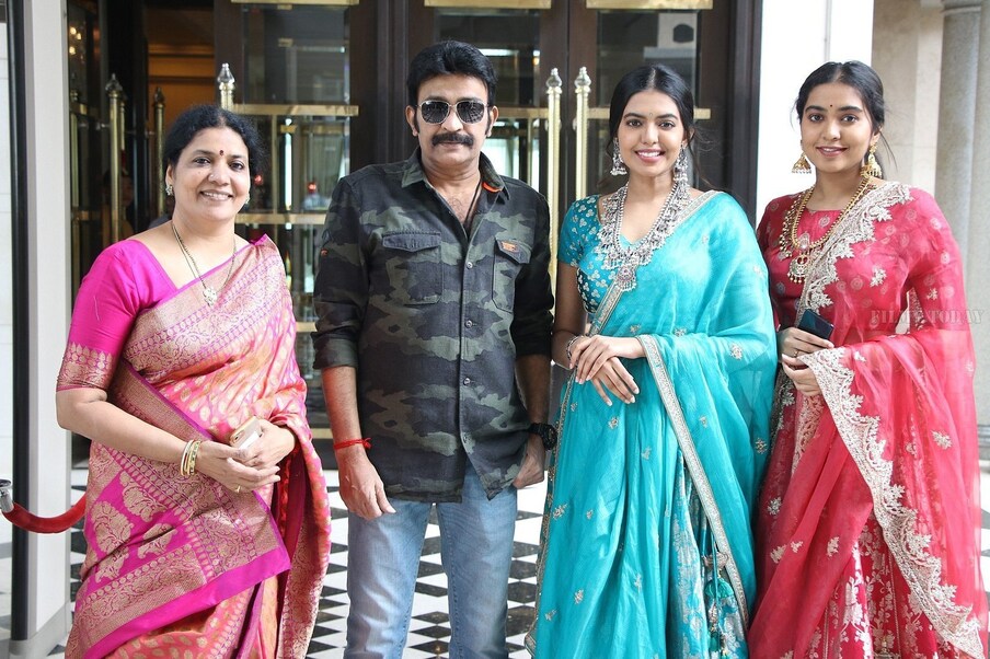  అంతేకాదు తమ ఆస్తుల్నీ బినామీ పేర్లకు మళ్లించి రాజశేఖర్, జీవితా దంపతులు తమకు ఇవ్వాల్సిన డబ్బులు ఇవ్వడం లేదని ఆరోపించారు. ఇంకా మాట్లాడుతూ కొన్నాళ్లుగా జీవిత రాజశేఖర్ పై చెక్ బౌన్స్ కేసు నడుస్తోందని.. ఈ కేసులో రాజశేఖర్ జైలు వెళ్లడం ఖాయమని జ్యో స్టార్ సంస్థ పేర్కోంది. కాగా ఈ రోజు దీనిపై జీవిత‌ మీడియా స‌మావేశంలో మాట్లాడుతూ క్లారిటీ ఇచ్చారు. తనకు సమన్లు వచ్చిన విషయం నిజమేన‌ని.. కానీ, తాను అరెస్ట్‌ కాలేదని తెలిపారు. దీనికి సంబంధించి ఏడాదికి పైగా నగరి కోర్టులో ఈ కేసు నడుస్తోందని.. ఇంత కాలంగా ఈ కేసులు న‌డుస్తుంటే వారు మీడియా ముందుకు ఇప్పుడు ఎందుకు వచ్చారో అర్థం కాలేదని అన్నారు. .. Photo : Twitter