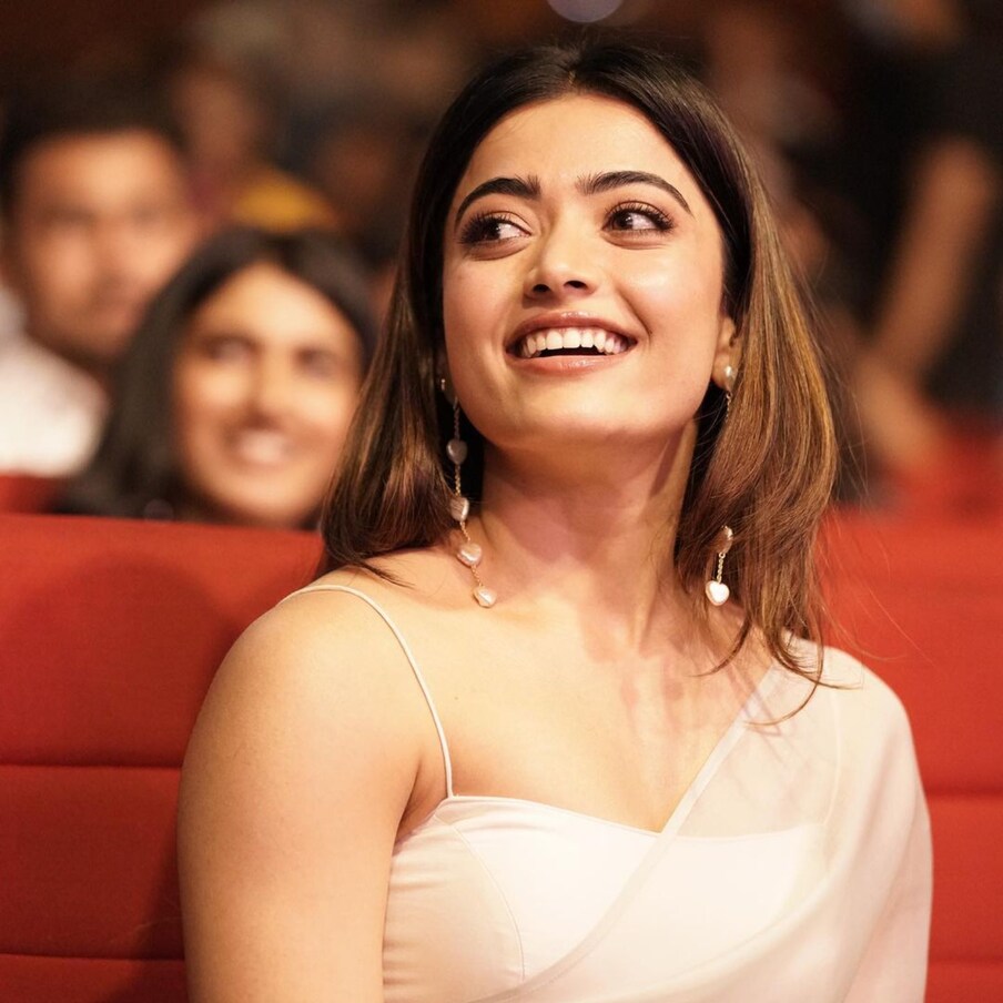  ప్రస్తుతం రష్మిక మరో అదిరే ఆఫర్ కొట్టేసింది. ఈ ముద్దుగుమ్మకు టాలీవుడ్‌‌లో మరో స్టార్ హీరోతో నటించే ఛాన్స్ వచ్చేసింది, యంగ్ హీరో తారక్‌తో రష్టిక కలిసి నటించనుంది.