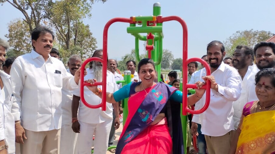 ఐతే చిత్తూరు జిల్లా నుంచి పెద్దిరెడ్డి రామచంద్రారెడ్డి, నారాయణ స్వామి వంటి ఇద్దరు సీనియర్ మంత్రులను కొనసాగించిన సీఎం జగన్.. రోజాకు అవకాశం ఇస్తారని ఎవరూ భావించలేదు. పైగా చిత్తూరులో రోజాను రాజకీయంగా ఇబ్బంది పెడుతున్నది పెద్దిరెడ్డి వర్గమేనన్న ప్రచారం బలంగా ఉంది. (Facebook/Photo)