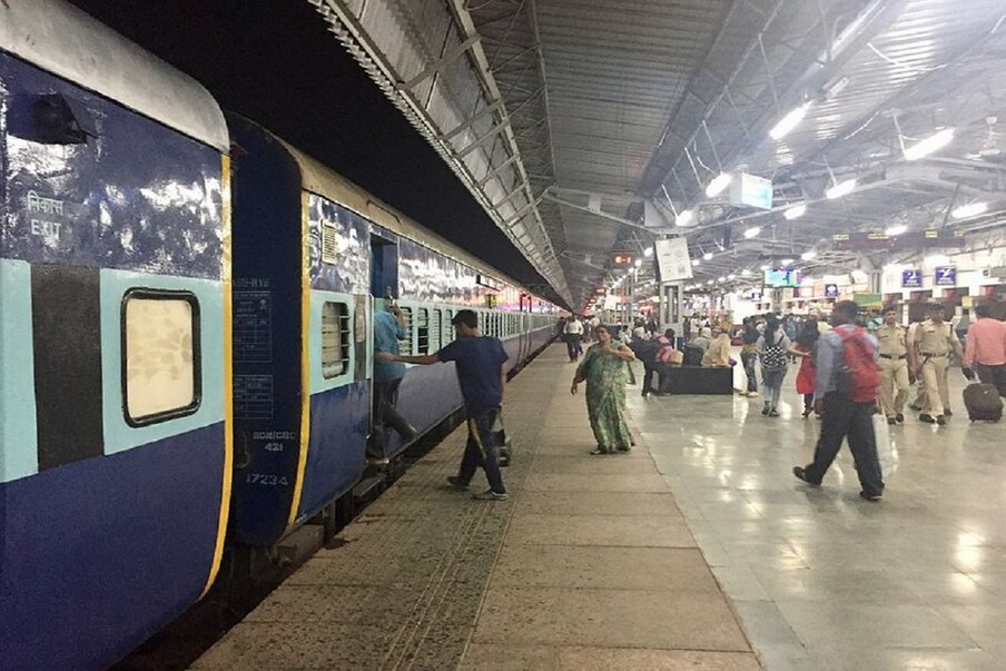  Train No.02763: ఈ రైళ్లు రేణిగుంట, శ్రీకాళహస్తి, వెంకటగిరి, గూడూరు, నెల్లూరు, ఒంగోలు, చీరాల, తెనాలి, విజయవాడ, ఖమ్మం, డోర్నకల్, మహబూబాబాద్, వరంగల్, కాజీపేట, జనగాం స్టేషన్లలో ఆగుతాయని అధికారులు వెల్లడించారు. (ప్రతీకాత్మక చిత్రం)