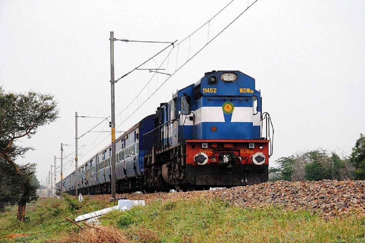 Train No.07083: The Visakhapatnam-Nanded train will run on the 17th of this month.  The train will leave at 18.20 hrs and reach its destination at 15:10 hrs the next day (symbolic image)