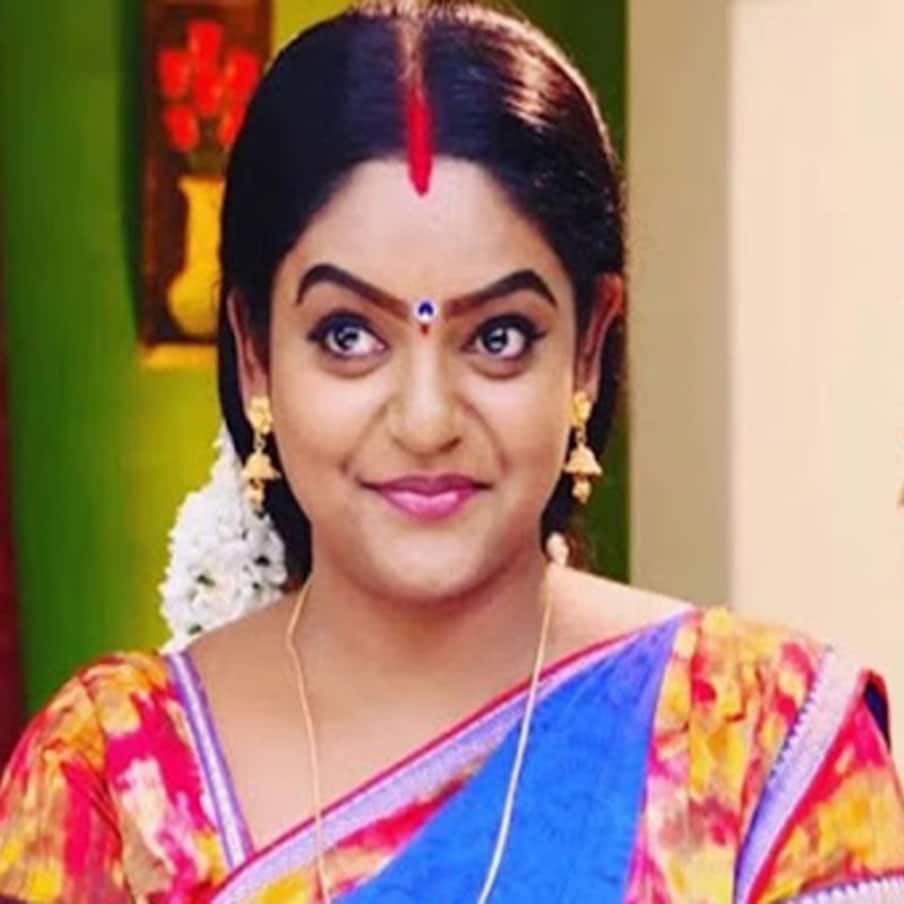  తెలుగు రాష్ట్రాల్లో ఎవరిని కదిలించినా వంటలక్క, డాక్టర్ బాబు అంటే ఈజీగా చెప్పేస్తారు. తెలుగు బుల్లితెరపై ఈ క్యారెక్టర్స్ తో వచ్చిన 'కార్తీక దీపం' సీరియల్ ప్రేక్షకులకి బాగా ఆకట్టుకుంది. ఈ సీరియల్ రేటింగ్స్‌లో ఇండియాలోనే నెంబర్ వన్‌గా నిలిచింది. ఇక ఇందులో నటించిన క్యారెక్టర్లకు కూడా అదే స్థాయిలో పేరు వచ్చింది.