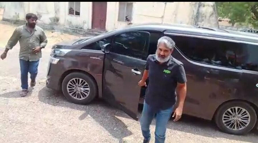  ట్రిపులార్ సినిమా డైరెక్టర్ రాజమౌళి దంపతులు కొమురం భీం ఆసిఫాబాద్‌ జిల్లా కేంద్రాన్ని సందర్శించారు.