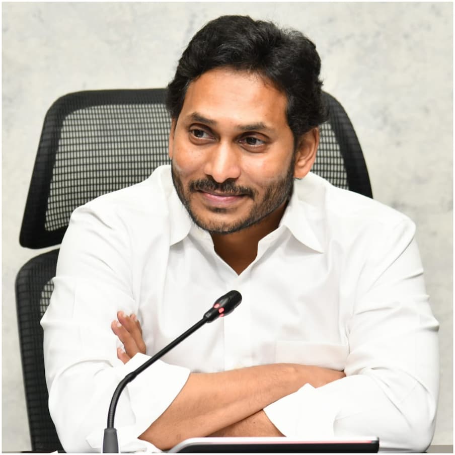  Jagananna Vidya Deevena: ఆంధ్రప్రదేశ్  మోహన్ రెడ్డి సంక్షేమంపై పూర్తి ఫోకస్ చేస్తున్నారు. ఎన్నికలకు సమయం దగ్గర పడుతుండడంతో.. ఉన్న పథకాలకు సమయానికి డబ్బులు అందిస్తున్నారు. కొత్త పథకాల రూపకల్పన చేస్తున్నారు. పాత పథకాలకు చెప్పిన షెడ్యూల్ ప్రకారం విడతల వారీగా నగదు జమ చేస్తున్నారు. తాజాగా  పర్యటనలో ఉన్న సీఎం జగన్ విద్యార్థుల తల్లుల ఖాతాలోకి నగదు జమ చేశారు.