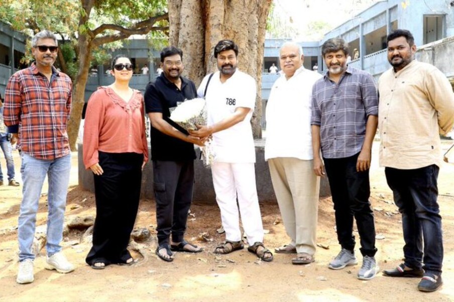  చిరు హీరోగా వస్తున్న గాడ్ ఫాదర్ సినిమాలో పూరి జగన్నాథ్ నటిస్తున్నట్లు చిరు ఇవాళ సోషల్ మీడియా వేదికగా ప్రకటించారు. ( ట్విట్టర్ ఫోటో)