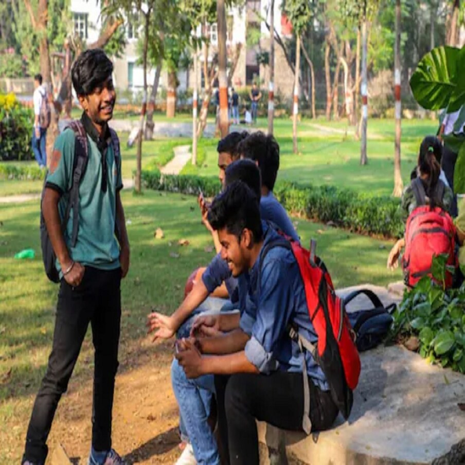  1. 2021లో 12వ తరగతి పూర్తి చేసిన విద్యార్థులు.. గణితం (Maths) లేదా బిజినెస్ మ్యాథమెటిక్స్‌ను కోర్ సబ్జెక్ట్‌లుగా(Subjects) తీసుకుని ఈ సంవత్సరం బోర్డు పరీక్షకు(Board Exam) హాజరవుతున్న విద్యార్థులు సైతం దరఖాస్తు చేసుకోవచ్చని పేర్కొంది. విద్యార్థులు hcltechbee.com అధికారిక వెబ్‌సైట్‌ను సందర్శించి TechBee ప్రోగ్రామ్ కోసం దరఖాస్తు చేసుకోవాలి. (ప్ర‌తీకాత్మ‌క చిత్రం)
