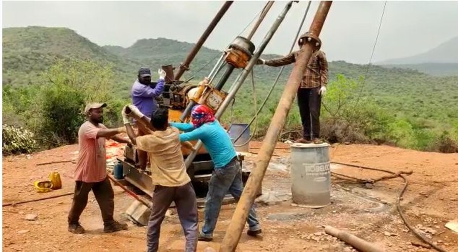  శ్రీకృష్ణదేవరాయలు ఉదయగిరి కేంద్రంగా రాయలసీమను పరిపాలించడంతో ఉదయగిరి కొండల్లో ఎప్పుడూ అనధికారిక తవ్వకాలు జరుగుతూనే ఉంటాయి. నిధులు, నిక్షేపాలు ఇక్కడ విరివిగా ఉన్నాయి స్థానికంగా ప్రచారం జరుగుతోంది. ఇక్కడ నిజంగా గోల్డ్ మైన్స్ ఉంటే ఉదయగిరి ప్రాంతం అభివృద్ధి చెందుతుందని స్థానికులు భావిస్తున్నారు.
