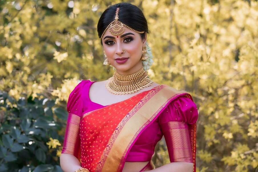  1. భారతదేశంలో బంగారం పెట్టుబడి మాత్రమే కాదు. సెంటిమెంట్ కూడా. పెళ్లిళ్లు, ఫంక్షన్లకు బంగారు ఆభరణాలు (Gold Jewellery) కొనడం మామూలే. ఇక అక్షయ తృతీయ, ధంతేరాస్ లాంటి పర్వదినాల్లో బంగారం తప్పనిసరిగా కొనేవాళ్లు ఉంటారు. అక్షయ తృతీయ (Akshaya Tritiya), ధంతేరాస్ సందర్భంగా బంగారం కొంటే అంతా శుభమే కలుగుతుందన్న నమ్మకం కస్టమర్లలో ఉంటుంది. అందుకే ఈ రెండు రోజులు నగల దుకాణాలు కిటకిటలాడుతుంటాయి. (ప్రతీకాత్మక చిత్రం)