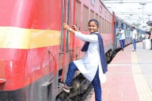 Railway Jobs: నిరుద్యోగులకు అలర్ట్... 72,000 పోస్టుల్ని తొలగించిన భారతీయ రైల్వే