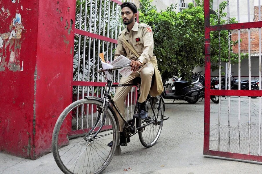  1. ఇండియా పోస్ట్ (India Post) దేశంలో ఉన్న పోస్ట్ ఆఫీసుల్లో ఖాళీల భర్తీకి వేర్రేవు జాబ్ నోటిఫికేషన్స్ విడుదల చేస్తోంది. మే మొదటి వారంలో 38,926 గ్రామీణ డాక్ సేవక్ (Gramin Dak Sevak) పోస్టుల భర్తీకి దరఖాస్తు ప్రక్రియ ప్రారంభించింది. ఈ నోటిఫికేషన్‌కు అప్లికేషన్ ప్రాసెస్ కొనసాగుతోంది. ఈ నోటిఫికేషన్ ద్వారా తెలంగాణ, ఆంధ్రప్రదేశ్‌లో 2,942 పోస్టుల్ని భర్తీ చేస్తోంది. (ప్రతీకాత్మక చిత్రం)