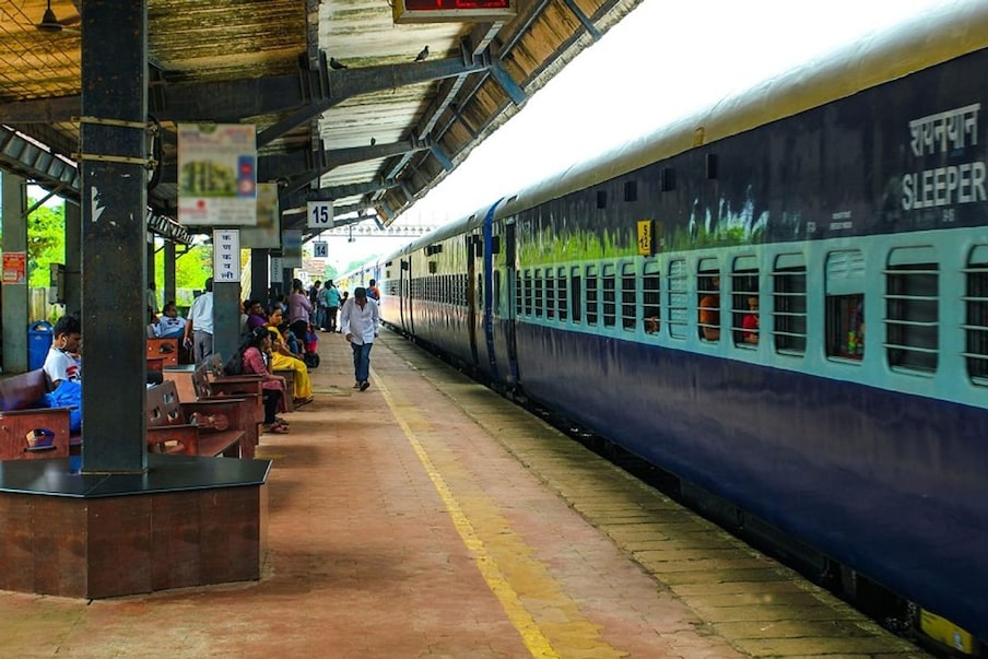  14.Train No.07698: విజయవాడ-నాగర్సోల్ ట్రైన్ ను ఈ నెల 26 నుంచి వచ్చే నెల 30 వరకు పొడిగించారు. ఈ ట్రైన్ ను ప్రతీ శుక్రవారం నడపనున్నారు. (ప్రతీకాత్మక చిత్రం)