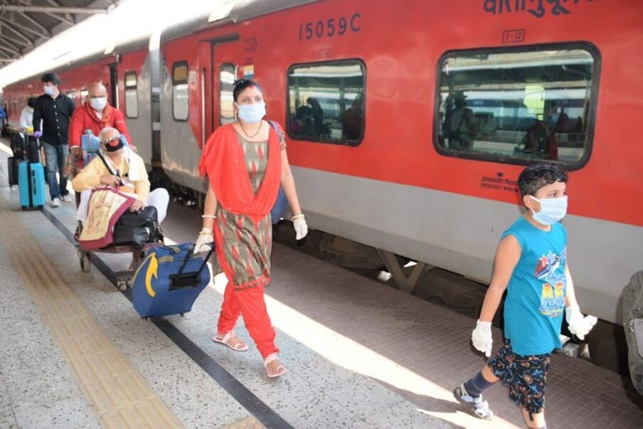  3. ప్రస్తుతానికి ఈ బెర్త్‌లు ఎంపిక చేసిన రైళ్లలో మాత్రమే అందుబాటులో ఉంటాయి. బేబీ బెర్త్‌లను ఉత్తర రైల్వే (Northern Railway)లోని లక్నో (Lucknow), ఢిల్లీ (Delhi) డివిజన్‌ల కలిసి తీసుకొచ్చాయి. ప్రస్తుతానికి, ప్రయాణీకులకు బేబీ బెర్త్‌లను ముందుగానే బుక్ చేసుకునే సౌకర్యం లేదు. (ప్రతీకాత్మక చిత్రం)
