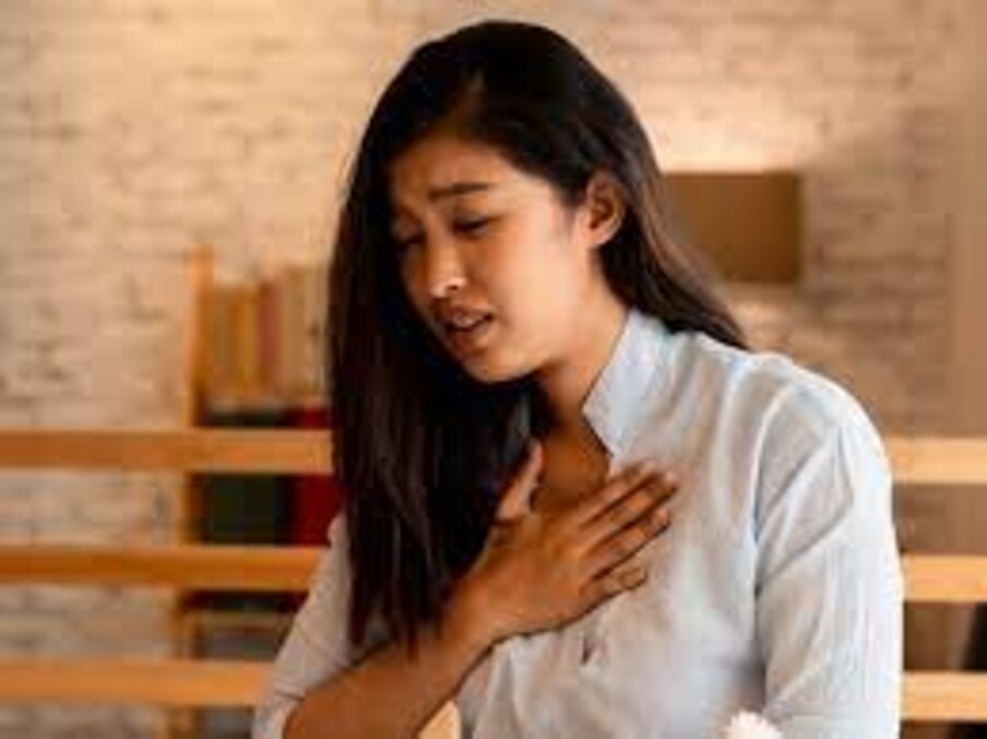  ఆస్తమా నివారణ ,చికిత్స..,[object Object],ఉబ్బసం శాశ్వతంగా నయం కాదు. కానీ దాని ట్రిగ్గర్‌లపై పని చేయడం ఖచ్చితంగా దానిని అదుపులో ఉంచుతుంది. ఇందుకోసం ఆస్తమాతో బాధపడే వ్యక్తి దుమ్ము, ధూళికి దూరంగా ఉండాలి. ఇంట్లో తివాచీలు లేదా ఇతర వస్తువులపై దుమ్మును ఉంచవద్దు. వేడి నీటిలో బెడ్ షీట్లు, pillowcases శుభ్రం చేయాలి. అలర్జీ కారకాలకు దూరంగా ఉండండి. ఇలా చేయడం వల్ల ఆస్తమా లక్షణాలు తీవ్రం కాకుండా నివారించవచ్చు. ఆస్తమా ఉందో లేదో తెలుసుకోవడానికి ఊపిరితిత్తుల పనితీరు పరీక్షలు ,పల్మనరీ ఫంక్షన్ పరీక్షలు నిర్వహిస్తారు.