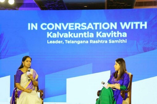 కార్యక్రమంలో మాట్లాడుతున్న కవిత 