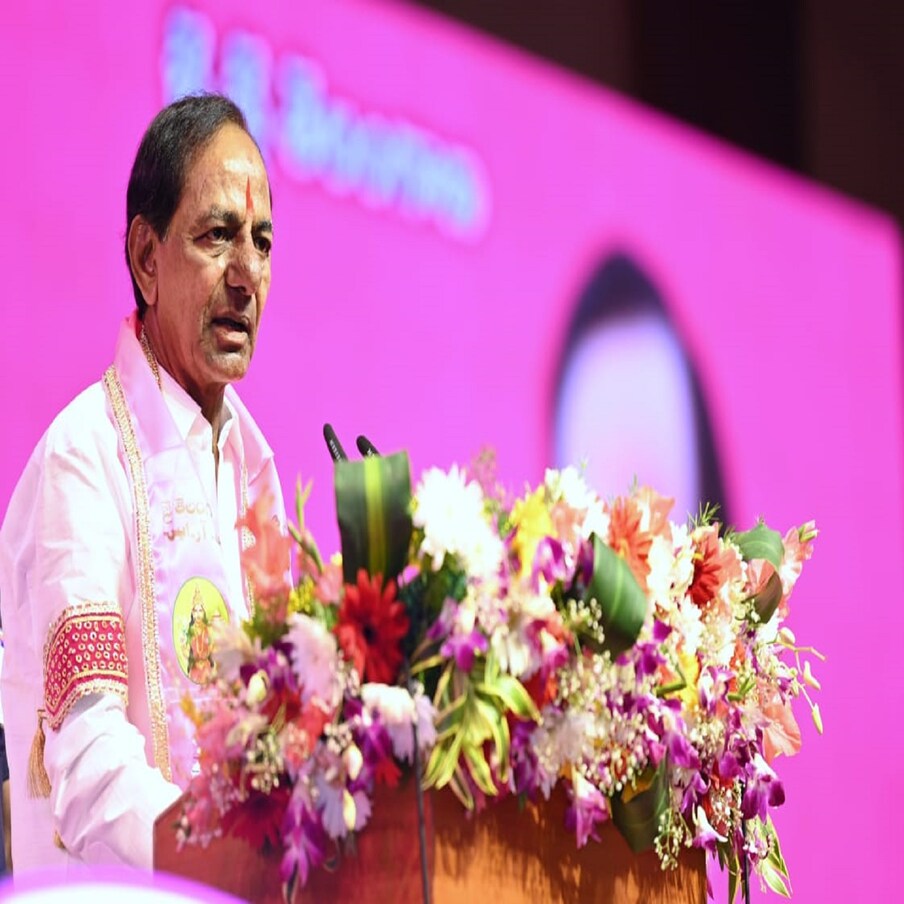  ప్రస్తుతం తెలంగాణపై  పూర్తిస్థాయిలో ఫోకస్ చేయడంతో.. గులాబీ బాస్ ఆ పార్టీని ఎదుర్కోవడమే లక్ష్యంగా పావులు కదుపుతున్నారు. టీఆర్ఎస్‌ను లక్ష్యంగా చేసుకుని బీజేపీ స్కెచ్ వేస్తుంటే.. ఆ పార్టీకి చెక్ చెప్పేందుకు కేసీఆర్ కూడా తనదైన వ్యూహాలను సిద్ధం చేసుకుంటున్నారు. 