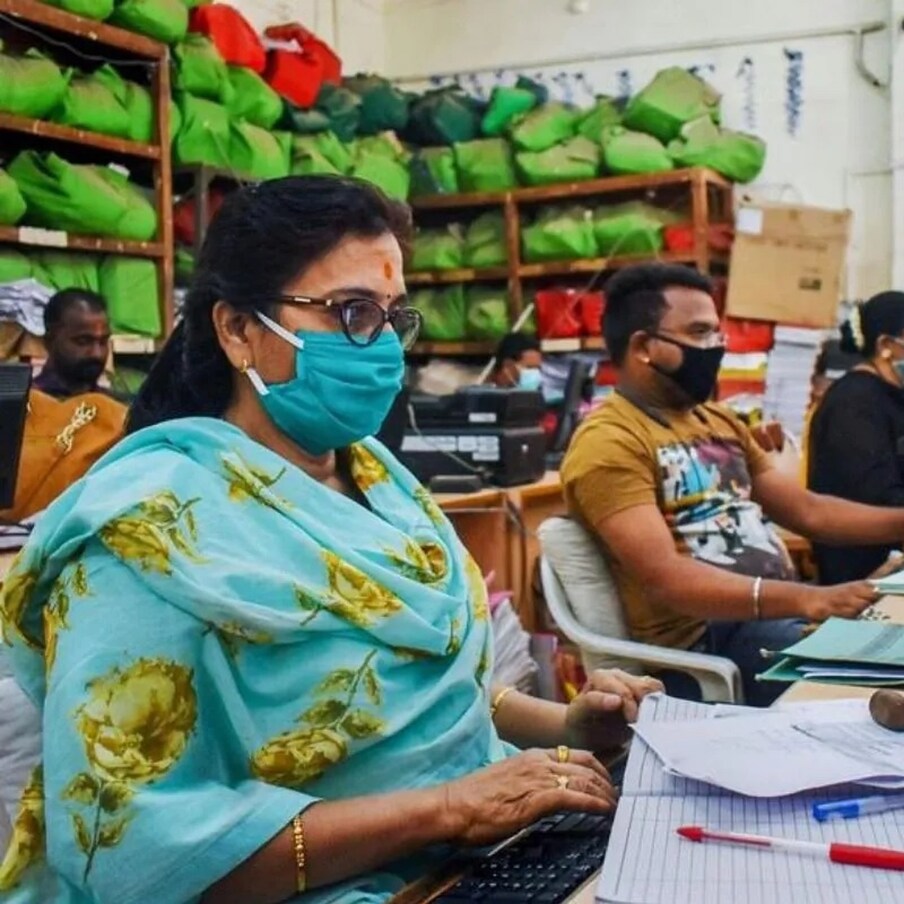  మొత్తం 8,089 పదోన్నతి పొందిన ఉద్యోగులలో4,734 మంది సెంట్రల్ సెక్రటేరియట్ సర్వీస్ (CSS) నుండి వచ్చారు. 327 పదోన్నతులు డైరెక్టర్ల పోస్టులో ఉన్నాయి. డిప్యూటీ సెక్రటరీ పోస్టులో 1,097 పదోన్నతి లభించనుంది. సెక్షన్ ఆఫీసర్ల పోస్టులో 1,472 పదోన్నతులు రానున్నాయి. సెంట్రల్ సెక్రటేరియట్ స్టెనోగ్రాఫర్స్ సర్వీస్ నుండి 2,966 మందికి పదోన్నతులు రానున్నాయి.(ప్రతీకాత్మక చిత్రం)