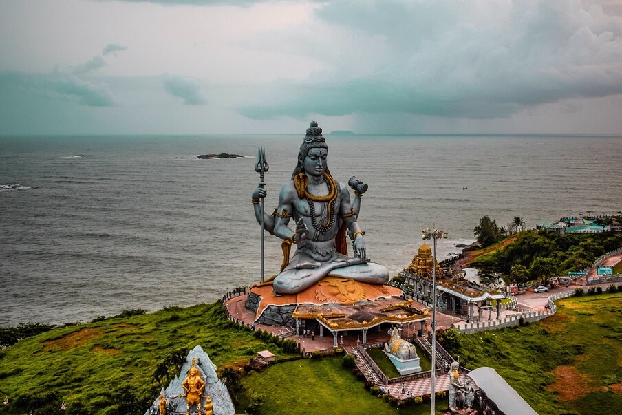  8. IRCTC Coastal Karnataka: ఐఆర్‌సీటీసీ కోస్టల్ కర్నాటక టూర్ ప్యాకేజీ అందిస్తోంది. ఈ టూర్ ప్యాకేజీలో మురుడేశ్వర్, శృంగేరి, ఉడుపి లాంటి పర్యాటక ప్రాంతాలు కవర్ అవుతాయి. 5 రాత్రులు, 6 రోజుల టూర్ ప్యాకేజీ ఇది. ఈ టూర్ ప్యాకేజీ ప్రారంభ ధర రూ.11,090. రైలు టికెట్లు, హోటల్‌లో వసతి, దర్శనం, ట్రావెల్ ఇన్స్యూరెన్స్ కవర్ అవుతాయి. (ప్రతీకాత్మక చిత్రం)