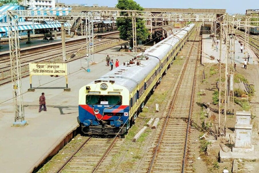  4. ఈ పోస్టులను సరెండర్ చేయడానికి ముందు, రైల్వే జోన్‌ల వారీగా తమ ఉద్యోగుల వర్క్ స్టడీ పనితీరును నిర్వహించింది. అధికారుల సమాచారం ప్రకారం ఈ పోస్టులు నిరుపయోగంగా ఉన్నాయని తేలింది. అందుకే వాటిని తొలగించాలని రైల్వే లక్ష్యంగా పెట్టుకుంది. ఈ పోస్టుల రద్దు ద్వారా ఎంత పొదుపు ఉంటుందనే దానిపై రైల్వే ఓ అంచనా కూడా ఇచ్చింది. అయితే సపోర్టింగ్ స్టాఫ్‌గా ఉంటూ నిరుపయోగంగా ఉన్న పోస్టుల్ని తొలగించి రైల్వే అభివృద్ధికి దోహదపడే టెక్నికల్ పోస్టుల్ని భర్తీ చేయాలని రైల్వే అధికారులు భావిస్తున్నట్టు తెలుస్తోంది. (ప్రతీకాత్మక చిత్రం)