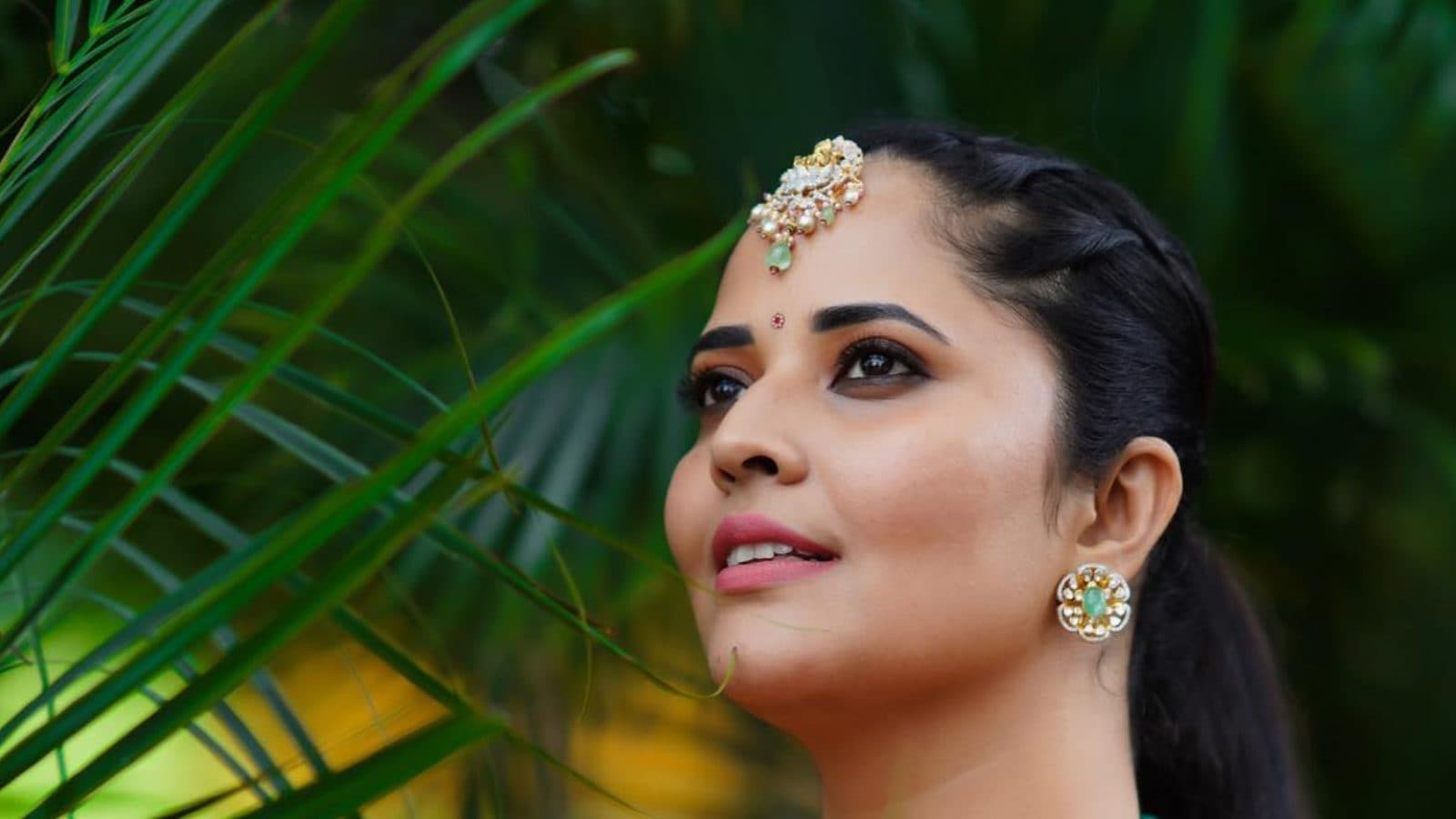 Anchor Anasuya కనకాంబరం రంగు చీరలో అందంగా అదరగొట్టిన యాంకర్ అనసూయ