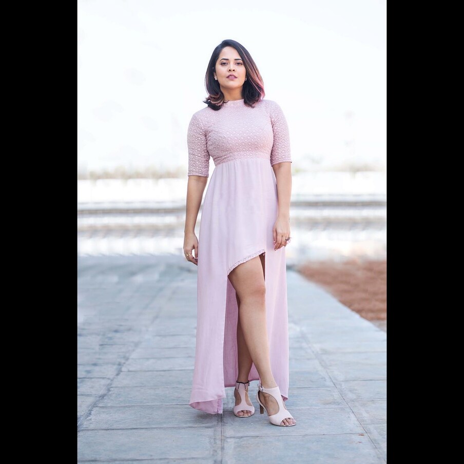  ఎంత లేదన్న అనసూయ ప్రతి ఇయర్ రూ. 2 కోట్ల నుంచి రూ. 3 కోట్ల వరకు సంపాదిస్తోంది. అందులో కేవలం జబర్ధస్త్ కామెడీ షో ద్వారానే రూ. 30 లక్షల నుంచి రూ. 35 లక్షల పారితోషకం తీసుకుంటున్నట్టు సమాచారం. మరోవైపు ఏమైనా సినిమా ఫంక్షన్స్, ఈవెంట్స్ గట్రా ఉంటే.. అది అదనం. మొత్తంగా జబర్ధస్త్ అనే ఒకే ఒక్క షోతో అనసూయ జాతకం పూర్తిగా మారిపోయిందనే చెప్పాలి.(Twitter/Photo)