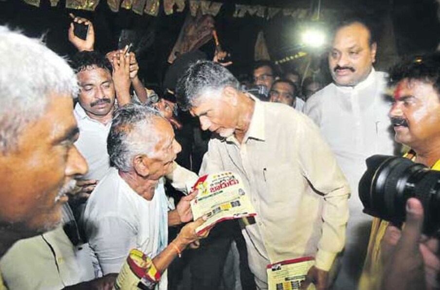  గ్రామంలోని ఇంటింటికీ వెళ్లి పెరిగిన ఛార్జీలు, పన్నుల గురించి వివరించారు. అనంతరం గ్రామంలో నిర్వహించిన బహిరంగ సభలో పాల్గొని ప్రభుత్వంపై విమర్శలు చేశారు. ఒక్క ఛాన్స్ ఇస్తే ఇప్పుడు బాబోయ్ అని భయపడేలా అన్ని ధరలు పెంచేశారని చంద్రబాబు నిప్పులు చెరిగారు.