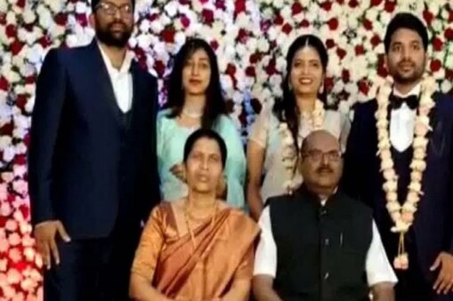 తండ్రి మైనపు విగ్రహం వద్ద యతీష్ దంపతులు