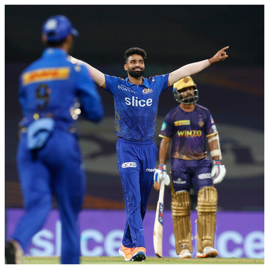  అందులో భాగంగా కొత్త కుర్రాళ్లు సోకీన్, మయాంక్ మార్కండే, కుమర్ కార్తికేయ సింగ్, సంజయ్ యాదవ్ లను పరీక్షించింది కూడా. ఈ క్రమంలో అర్జున్ టెండూల్కర్ ను కూడా తుది జట్టులోకి తీసుకుంటారని వార్తలు కూడా వచ్చాయి. సచిన్ బర్త్ డే నాడే అర్జున్ టెండూల్కర్ అరంగేట్రం ఖాయం అంటూ వార్తలు కూడా వచ్చాయి.