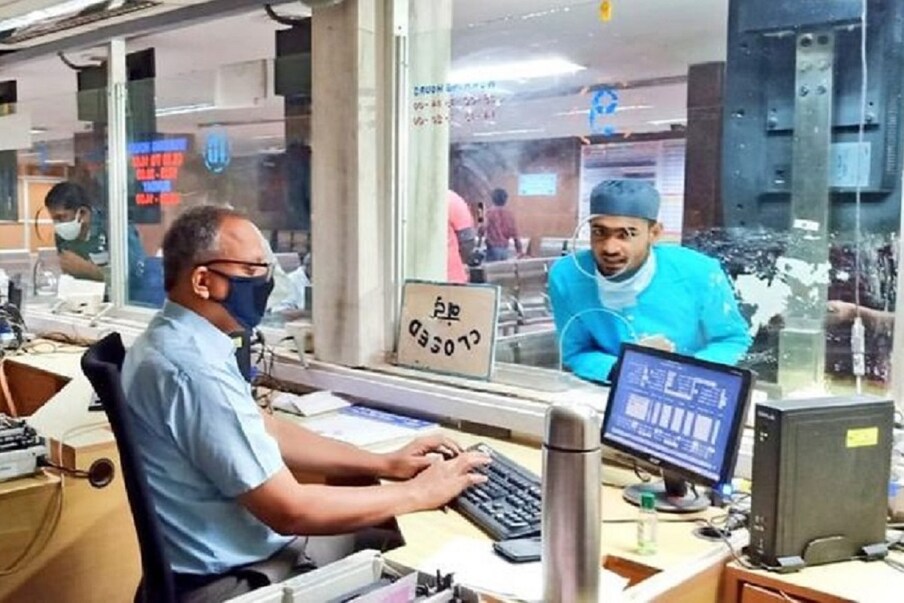  కేంద్ర రైల్వే శాఖ సంచలన నిర్ణయం తీసుకుంది. రైలు ప్రయాణాల్లో సీనియర్ సిటిజన్లకు టికెట్ రేట్ల మీద ఇచ్చే తగ్గింపును ఎత్తేసింది. ఇకపై దాన్ని పునరుద్ధరించడం లేదని ప్రకటించింది. సాక్షాత్తూ కేంద్ర రైల్వే శాఖ మంత్రి అశ్విని వైష్ణవ్ ఈ విషయాన్ని వెల్లడించారు. ఐఐటీ మద్రాస్‌లో జరిగిన ఓ కార్యక్రమంలో మాట్లాడుతూ ఆయన ఈ మేరకు వ్యాఖ్యలు చేశారు. (ప్రతీకాత్మక చిత్రం)