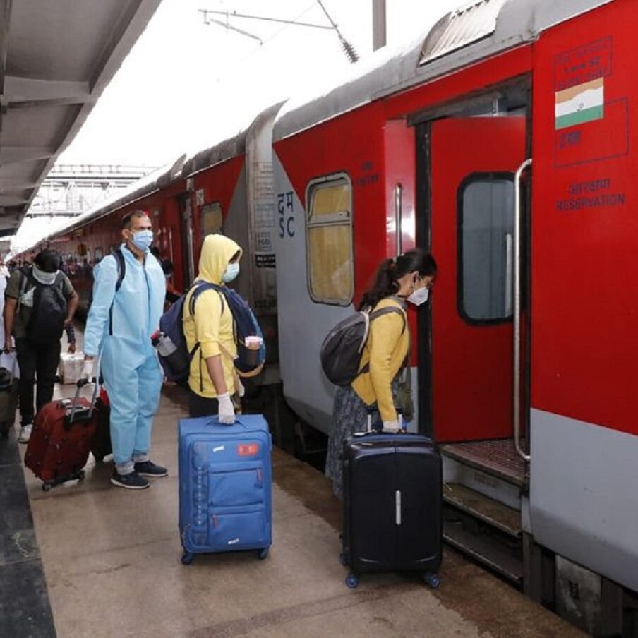  Train No.07082: హెచ్.ఎస్.నాందేడ్-విశాఖపట్నం మధ్య జూన్ 3, 10, 17, 24 తేదీల్లో అంటే ప్రతీ శుక్రవారం స్పెషల్ ట్రైన్ ను నడపనున్నారు. ఈ మేరకు దక్షిణ మధ్య రైల్వే కీలక ప్రకటన చేసింది.