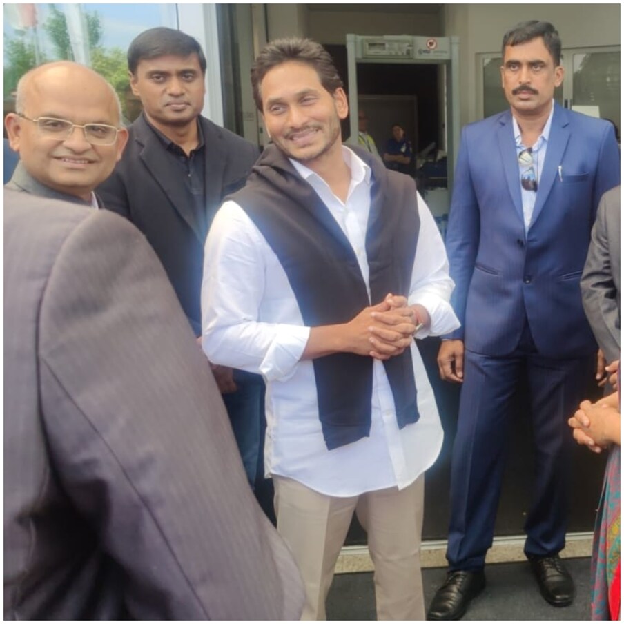  ఆంధ్రప్రదేశ్ (Andhra Pradesh) ముఖ్యమంత్రి వైఎస్ జగన్మోహన్ రెడ్డి (AP CM YS Jagan) దావోస్ (Davos-2022) చేరుకున్నారు. వరల్డ్ ఎకనమిక్ ఫోరం (World Economic Forum) సదస్సులో పాల్గొనేందుకు ఆయన దావోస్ వెళ్లారు. భారతకాలమానం ప్రకారం శనివారం సాయంత్రం ఆయన స్విట్జర్లాండ్ లోని జ్యూరిక్ ఎయిర్ పోర్టుకు చేరుకున్నట్లు తెలుస్తోంది. జురెక్‌ ఎయిర్‌పోర్టుకు నుంచి రోడ్డు మార్గంలో దావోస్‌ చేరుకున్నారు.