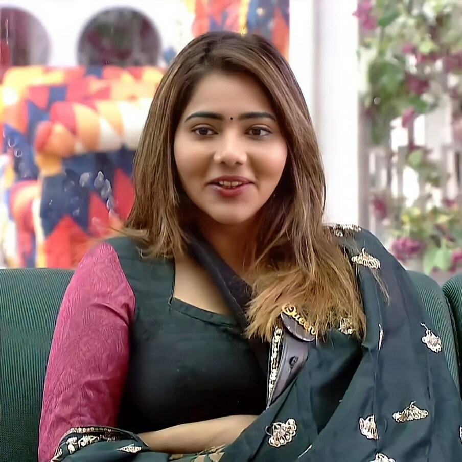  Bigg Boss OTT : బిగ్ బాస్ తెలుగు సీజన్ 5 ముగిసింది. ఇక ఐదవ సీజన్’‌లో టైటిల్ విన్నర్‌గా వీజే సన్ని నిలిచారు. యూట్యూబర్ షణ్ముఖ్ రెండవస్థానం దక్కించుకున్నారు. ప్రస్తుతం బిగ్‌బాస్ ఓటీటీ తెలుగు షో గత ఫిబ్రవరి 26 నుంచి  డిస్నీ హాట్ స్టార్‌లో  అట్ఠహాసంగా ప్రారంభమైంది. నో కామా.. నో పులిస్టాప్.. నాన్ స్టాప్ ఎంటర్టైన్మెంట్‌గా బిగ్‌బాస్ ఓటీటీని నిరంతరాయంగా 84 రోజులు పాటు ఏకధాటిగా  ప్రసారం కానుంది. ఇందులో అందరి దృష్టి ఆకర్షిస్తోన్నది మిత్రా శర్మ. (Twitter/Photo)