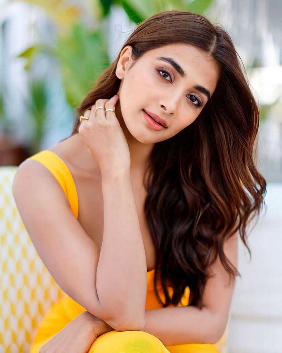  Pooja Hegde: | పూజా హెగ్డే.. నాగ చైతన్య హీరోగా నటించిన ‘ఒక లైలా కోసం’ సినిమాతో టాలీవుడ్‌కు పరిచయమైన ఈ భామ.. ఆ తర్వాత వరుణ్ హీరోగా పరిచయమైన ‘ముకుందా’ సినిమాలో గోపికమ్మ పాటతో ఈ భామ క్రేజ్ పెరిగింది. ప్రస్తుతం అగ్ర హీరోల బెస్ట్ ఆప్షన్‌గా నిలిచిన పూజా హెగ్డే గతేడాది త్రివిక్రమ్ దర్శకత్వంలో ‘అల వైకుంఠపురములో’ సినిమాతో మరో హిట్‌ను తన ఖాతాలో వేసుకుంది. Photo : Instagram