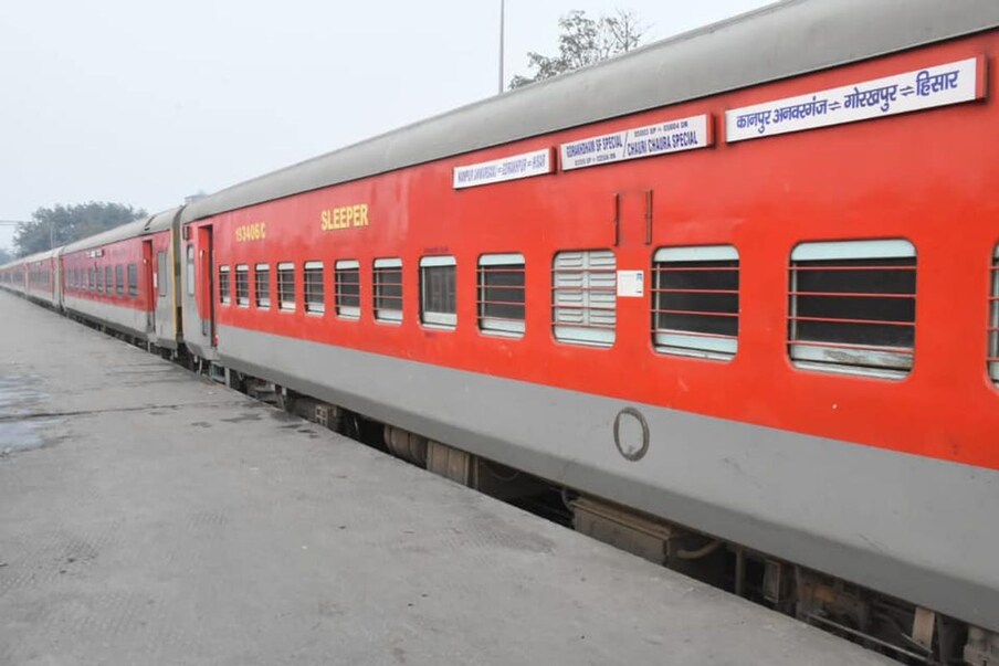  Train No. 05303: గోరఖ్ పూర్-ఎర్నాకులం మధ్య ప్రతీ శనివారం స్పెషల్ ట్రైన్ ను ప్రకటించింది దక్షిణ మధ్య రైల్వే. ఈ ట్రైన్ జులై 30 వరకు కొనసాగనుంది. ఈ ట్రైన్ 08:30 గంటలకు బయలుదేరి.. మరుసటి రోజు 12.00 గంటలకు గమ్యానికి చేరుకుంటుంది. (ప్రతీకాత్మక చిత్రం)