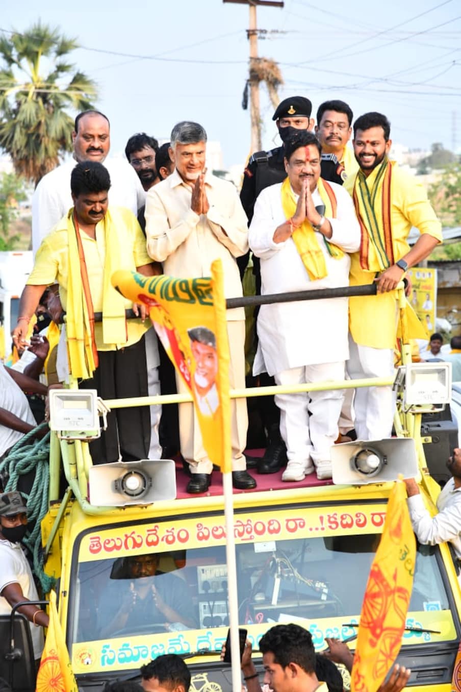  బాదుడే బాదుడు' కార్య‌క్ర‌మంలో భాగంగా శ్రీకాకుళం నుండి పొందూరు మండలం దళ్లవలస కు చేరుకున్నారు. భారీ ఎత్తున తరలివచ్చిన శ్రీకాకుళం జిల్లా టీడీపీ నేతలు, కార్యకర్తలు వెంట రాగా నిర్వహించిన రోడ్ షోలో దళ్లవలస వరకూ రోడ్ షో నిర్వహించారు.