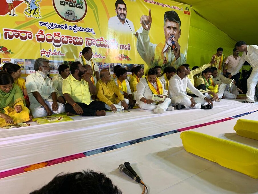  151 సీట్లు రావడంతో జగన్ లో అహంకారం పెరిగిందన్నారు.  తన ఇంటిపై దాడి చేయటమే కాకుండా అసెంబ్లీలో తననున్ను అవమానించారని, తన కుటుంబ సభ్యులను కూడా అవమానించారన్నారు. కరోనా కంటే ప్రమాదకరమైన వ్యక్తి జగన్‌ అని, మూడేళ్లలో అన్ని నిత్యావసరాల ధరలు భారీగా పెంచారన్నారు.