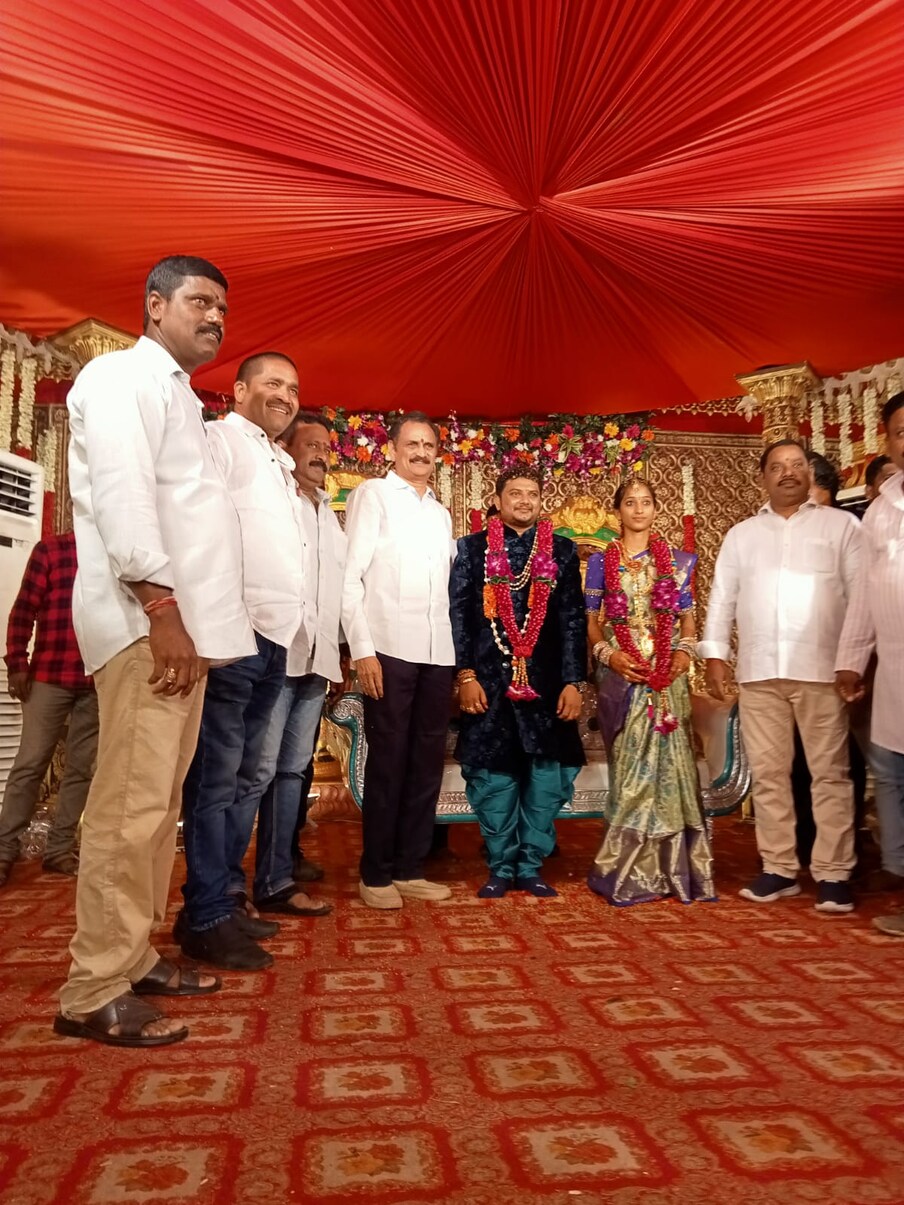  కన్న కూతురు పెళ్లి గ్రాండ్ గా చేయాలని అనుకున్నారు ఆ తల్లిదండ్రులు.. అనుకున్నట్టే అందరినీ పిలిచి.. భారీ హంగులతో ఆ పెళ్లి వేడుక జరుగుతోంది. అయితే పెళ్లి కొడుకు కుటుంబానికి రాజకీయ నేపథ్యం కూడా ఉండడంతో.. భారీగానే బంధువులు, సన్నిహితులు, అనుచరులు వచ్చారు.. వివాహ తతంగమంతా చాలా గ్రాండ్ గా జరుగుతోంది. పెళ్లి మండపం అంతా సందడిగా కనిపించింది.