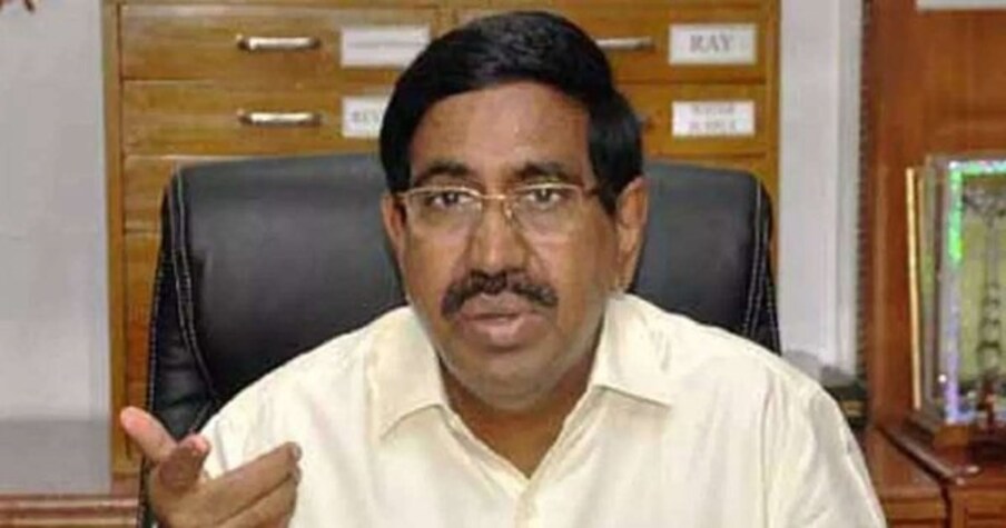  ప్రశ్నపత్రం వాట్సప్‌ గ్రూప్‌లో చక్కర్లు కొట్టడంపై చిత్తూరు డీఈవో ఫిర్యాదు చేయడంతో ఒకటో పట్టణ స్టేషన్‌లో కేసు నమోదైందన్నారు. చిత్తూరులో మంగళవారం సాయంత్రం ఆయన విలేకరులతో మాట్లాడారు. మాల్‌ప్రాక్టీసు ఘటనలో మాజీ మంత్రి నారాయణ, డీన్‌ బాలగంగాధర్‌ల పాత్రకు ఆధారాలున్నాయని తమ విచారణలో తేలిందని చెప్పారు. నారాయణ పాత్రను రుజువు చేసేందుకు స్పష్టమైన ఆధారాలున్నాయా? అని అడగ్గా.. వాటి గురించి ఇప్పుడే చెప్పలేమని, కోర్టులో సమర్పిస్తామని తెలిపారు.
