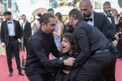 Cannes Film Festival 2022: కేన్స్ ఫెస్టివల్‌.. రెడ్ కార్పెట్‌పై దుస్తులు విప్పేసిన హీరోయిన