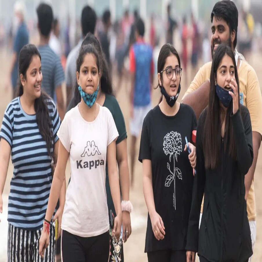  అయితే.. తాజాగా ఇంటర్ బోర్డ్ సైతం సెలవులపై కీలక ప్రకటన చేసింది. రాష్ట్రంలోని అన్ని ఇంటర్ కాలేజీలకు అక్టోబర్‌ 2 నుంచి 9 వరకు దసరా సెలవులు ఇస్తున్నట్లు ప్రకటించింది. ప్రైవేట్‌, ఎయిడెడ్‌, ప్రభుత్వ కాలేజీలన్నింటికీ ఈ సెలవులు వర్తిస్తాయిని ఇంటర్‌ బోర్డు స్పష్టం చేసింది. దీంతో విద్యార్థులకు 8 రోజుల పాటు సెలవులు లభించనున్నాయి. (ప్రతీకాత్మక చిత్రం)