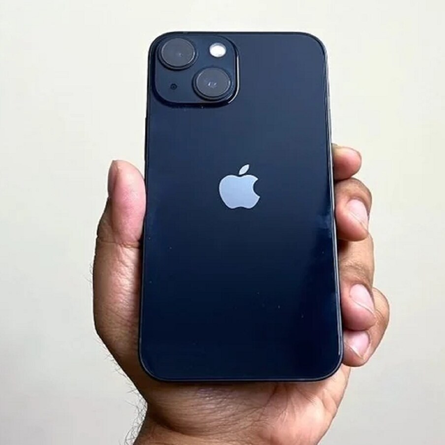  ప్రముఖ టెక్ దిగ్గజం యాపిల్ (Apple) నుంచి రిలీజ్ అయ్యే ఐఫోన్స్ (iPhones) ప్రపంచవ్యాప్తంగా మొబైల్ ప్రియులను ఆకర్షిస్తుంటాయి. ఈ ఫోన్‌ల ధర చాలా అధికంగా ఉన్నప్పటికీ హాట్ కేకుల్లా అమ్ముడుపోతాయి. 2021, సెప్టెంబర్‌లో విడుదలైన ఐఫోన్ 13 (iPhone)ని కూడా ప్రజలు విపరీతంగా కొనుగోలు చేస్తున్నారు. 2022 మొదటి త్రైమాసికంలో అత్యధికంగా అమ్ముడుపోయిన స్మార్ట్‌ఫోన్‌గా ఐఫోన్ 13 నిలిచిందంటే ఈ ఫోన్ ఎంతగా పాపులర్ అయ్యిందో ప్రత్యేకంగా చెప్పాల్సిన పని లేదు.(ప్రతీకాత్మక చిత్రం)
