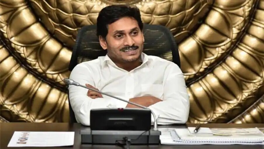  జిల్లా ఉంగుటూరులోని గణపవరంలో సోమవారం ఏర్పాటు చేసిన కార్యక్రమంలో సీఎం జగన్ కంప్యూటర్ మీట నొక్కి రైతుల ఖాతాల్లోకి డబ్బులు వేశారు. ఈసారి 2.28లక్షల పేర్లను తొలగించగా, 50.10లక్షల మందికే సాయం అందనుంది. ఇందులో భూమి ఉన్న రైతు కుటుంబాలు 47.85 లక్షలు కాగా, అటవీ భూమి హక్కుదారులు 92 వేల మంది, కౌలు రైతులు లక్షా 43 వేల మందికే రైతు భరోసా వర్తింపచేస్తోంది.
