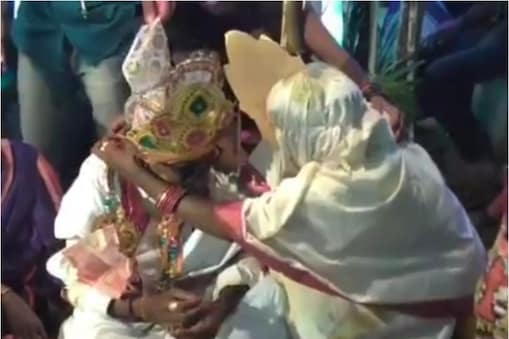 వరుడి మెడలో వధువు తాళి