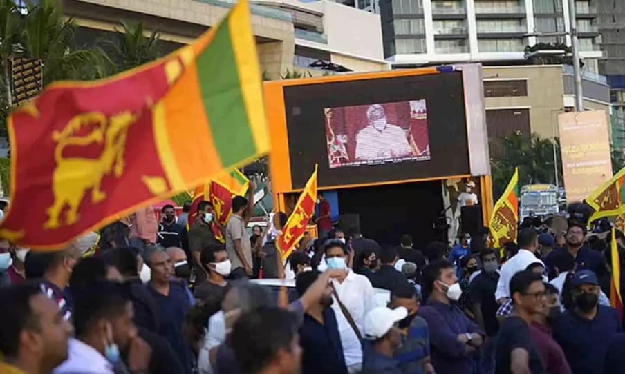  సంక్షోభ శ్రీలంకలో పరిస్థితులు కుదురుకోకపోగా మరింత దారుణంగా మారుతున్నాయి. నిరసనలు మిన్నంటడంతో జనజీవనం స్తంభించిపోయింది. ప్రభుత్వం మాత్రం పోలీసులు, సైన్యం అండతో నిరసనకారులపై ఉక్కుపాదం మోపుతున్నది. అయినాసరే తగ్గబోమంటూ జనం దూసుకొస్తుండటంతో అధ్యక్షుడు రాజపక్స తాజాగా కఠిన నిర్ణయం తీసుకున్నారు.