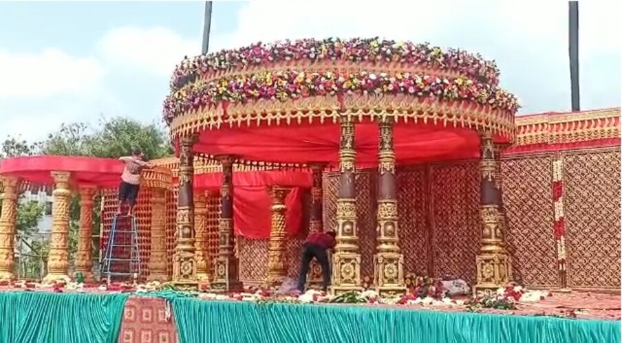  కోటి ఆశలతో కొత్త జీవితంలోకి అడుగు పెట్టాలని భావించిన ఆ పెళ్లి కూతురుకి.. పీటలపైనే నిండు నూరేళ్లు నిండడంతో అన్నీ కన్నీరు పెడుతున్నారు. పసుపు వస్త్రాల్లో కొత్త పెళ్లికూతురిలా తమ కుమార్తెను చూసి ఆనంద బాష్పాలు కార్చిన ఆ తల్లిదండ్రులకు.. ఇప్పుడు తీరని దుఃఖం మిగిలింది.