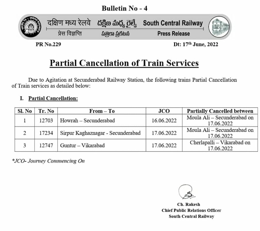  1. Train No.12703/17234: హౌరా-సికింద్రాబాద్, సిర్పూర్ కాగజ్ నగర్-సికింద్రాబాద్ రైళ్లను మౌలాలి-సికింద్రాబాద్ మధ్య ఈ నెల 17 న రద్దు చేసింది దక్షిణ మధ్య రైల్వే. Train No.12747: గుంటూరు-వికారాబాద్ ట్రైన్ ను చర్లపల్లి-వికారాబాద్ మధ్య ఈ నెల 17 మధ్య రద్దు చేసింది. (ఫొటో: ట్విట్టర్)