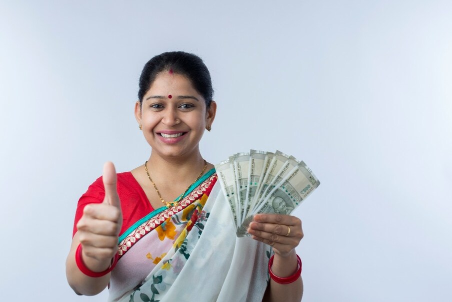  1. పర్సనల్ లోన్ తీసుకోవాలనుకునేవారికి స్టేట్ బ్యాంక్ ఆఫ్ ఇండియా (SBI) గుడ్ న్యూస్ చెప్పింది. 'రియల్‌టైమ్ ఎక్స్‌ప్రెస్ క్రెడిట్' (Real Time Xpress Credit) పేరుతో కొత్త తరహా పర్సనల్ లోన్ ప్రొడక్ట్ ప్రకటించింది. కేంద్ర ప్రభుత్వ ఉద్యోగులు (Central Govt Employees), రాష్ట్ర ప్రభుత్వ ఉద్యోగులు, రక్షణ శాఖలో పనిచేసే ఉద్యోగులు, సెంట్రల్ ఆర్మ్‌డ్ ఫోర్సెస్ సిబ్బంది కోసం ఈ పర్సనల్ లోన్ ఆఫర్ ప్రకటించింది. (ప్రతీకాత్మక చిత్రం)