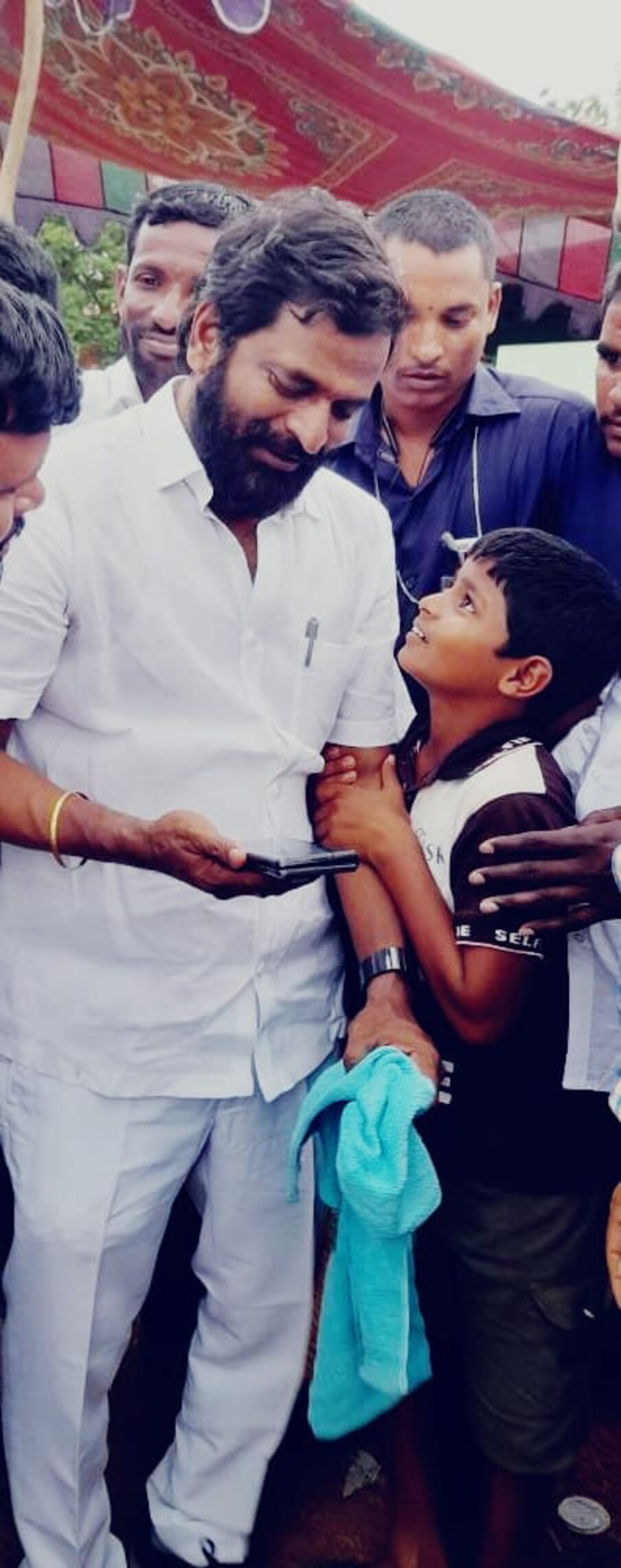   కేవలం 48గంటల వ్యవధిలో విజయ్‌కుమార్‌ అనే బాలుడు తనకు చదువుకోవాలని ఉంది..దయచేసి నన్ను చదివించండి సార్ అని గుడికి వచ్చిన రాష్ట్ర ఎక్సైజ్‌శాఖ మంత్రి వి.శ్రీనివాస్‌గౌడ్‌ని అడగటం..ఆయన పిల్లవాడికి చదువుపై ఉన్న ఆసక్తిని గ్రహించి తానే సొంత ఖర్చులతో చదివిస్తానని మాటిచ్చారు.