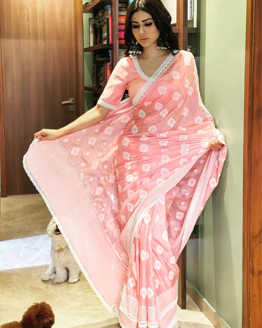  లేటెస్ట్ గా మౌనీ రాయ్ కళ్లు జిగేల్ మంటున్న పాస్టల్ పింక్ శారీలో అందాల విధ్వంసం సృష్టించింది. పెళ్లి అయినా హీట్ తగ్గించనంటోంది ఈ బ్యూటీ. ప్రస్తుతం ఈ ఫోటోలు వైరల్ గా మారాయ్. (Photo Credit : Instagram)