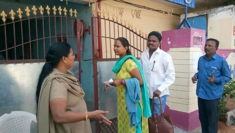 అయితే.. ఒక్క నిమిషం నిబంధన అనేక మంది అభ్యర్థులకు షాపంగా మారింది. సూర్యాపేట జిల్లాలో ఓ మహిళా అభ్యర్థి పరీక్షా కేంద్రానికి ఒక నిమిషం ఆలస్యంగా రావడంతో అక్కడ ఉన్న అధికారులు లోనికి అనుమతించలేదు.